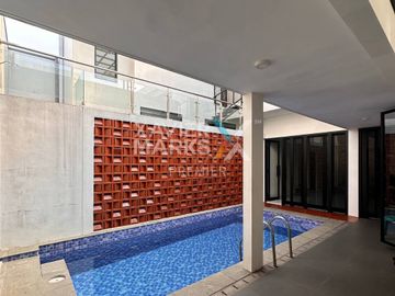 DIJUAL Rumah Hook Modern Tropis dengan Swimming Pool di Blok Terdepan Pondok Blimbing Indah, Araya Malang