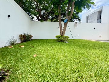Casa en Venta con Paneles Solares en Cholul en Privada