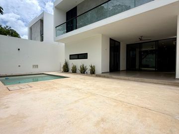Casa en Venta con Paneles Solares en Cholul en Privada