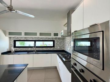 Casa en Venta con Paneles Solares en Cholul en Privada