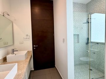 Casa en Venta con Paneles Solares en Cholul en Privada