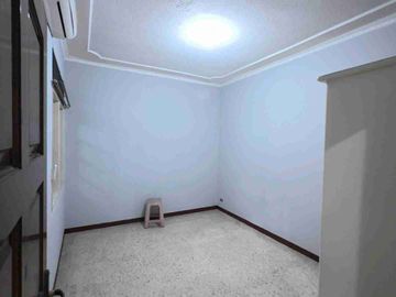 Sewa Rumah Siap Huni. Bagus Full Renov. Ada 3 AC, Water Heater. Lokasi Tenang. Cocok Untuk Rumah Tinggal, Kantor