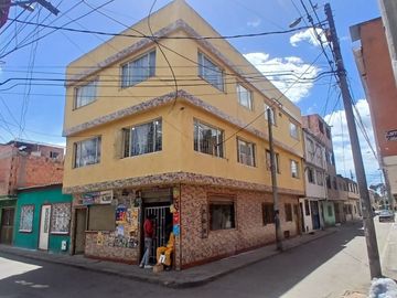 CASA ESQUINERA CON LOCAL EN VENTA SANTA ANA - COMPARTIR