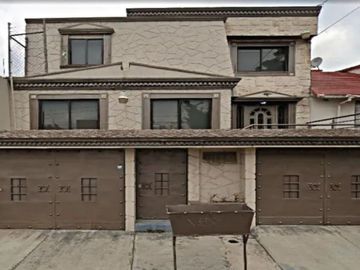 Casa en venta Calle Piñon, Cumbres de San Mateo, Naucalpan Recuperación Bancaria