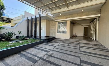 Rumah Darmo Permai Selatan dimensi 10x28 meter ada 5+1 kamar dekat Madam Chang,akses bisa lewat HR muhammad