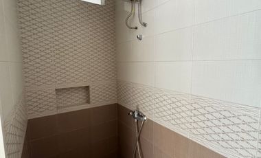Rumah Darmo Permai Selatan dimensi 10x28 meter ada 5+1 kamar dekat Madam Chang,akses bisa lewat HR muhammad