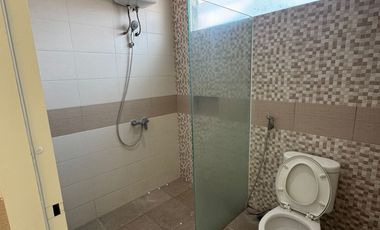 Rumah Darmo Permai Selatan dimensi 10x28 meter ada 5+1 kamar dekat Madam Chang,akses bisa lewat HR muhammad