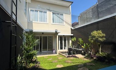 Rumah Darmo Permai Selatan dimensi 10x28 meter ada 5+1 kamar dekat Madam Chang,akses bisa lewat HR muhammad