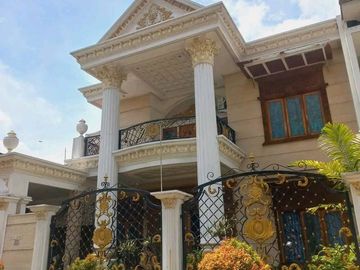Row jl 4 mobil Rumah di Area Gayungsari Surabaya