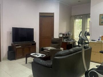 Rumah Hoek 1 Lantai Taman Luas di Singgasana Pradana Bandung