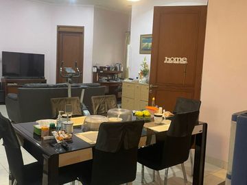Rumah Hoek 1 Lantai Taman Luas di Singgasana Pradana Bandung