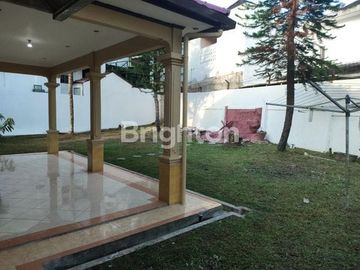 RUMAH CANTIK DUA LANTAI DI PERUMAHAN WIKA
