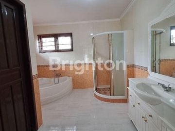 RUMAH CANTIK DUA LANTAI DI PERUMAHAN WIKA