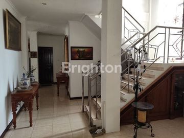 RUMAH CANTIK DUA LANTAI DI PERUMAHAN WIKA