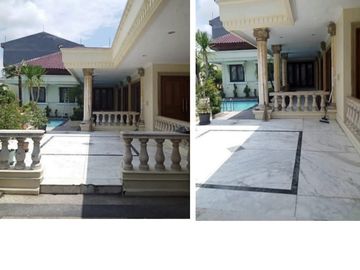 Rumah Jalan Raya Jemur Andayani Super Mewah Dgn Kolam Renang