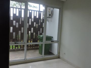 Town House Puri Mansion 2.5 Lantai Semi Furnish Jakarta Barat