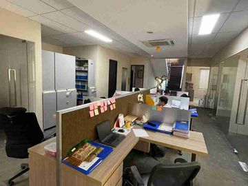 DIJUAL BANGUNAN KANTOR 3 LANTAI JL RAYA ANGGREK LOKA BOULEVARD FULL FURNISHED BISA DIGUNAKAN UNTUK KLINIK, COWORKING SPACE, CAFE, DLL
