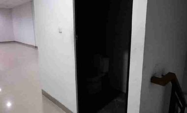 Disewakan 2 Ruko Gandeng (Tidak Connecting) Baru Selesai Renovasi Total Di Jatiwaringin.