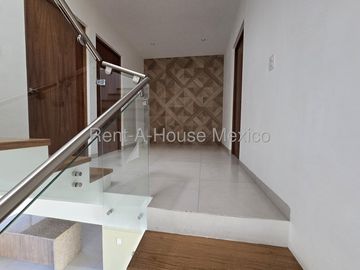 Casa contemporánea en renta sin muebles | 3 niveles con roof garden y vista al valle de Amazcala RM3265