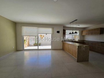 Casa contemporánea en renta sin muebles | 3 niveles con roof garden y vista al valle de Amazcala RM3265