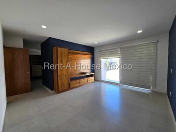 Casa contemporánea en renta sin muebles | 3 niveles con roof garden y vista al valle de Amazcala RM3265