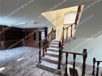 CASA EN RENTA solo uso  COMERCIAL Ideal para:
• Oficinas corporativas
• Consultorios médicos, psicológicos o nutricionales
• Academia de idiomas, música o regularización
• Centro de capacitación
• Despachos jurídicos, contables o administrativos