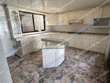 CASA EN RENTA solo uso  COMERCIAL Ideal para:
• Oficinas corporativas
• Consultorios médicos, psicológicos o nutricionales
• Academia de idiomas, música o regularización
• Centro de capacitación
• Despachos jurídicos, contables o administrativos