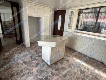 CASA EN RENTA solo uso  COMERCIAL Ideal para:
• Oficinas corporativas
• Consultorios médicos, psicológicos o nutricionales
• Academia de idiomas, música o regularización
• Centro de capacitación
• Despachos jurídicos, contables o administrativos