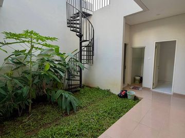 Rumah 2 lantai di komplek private area Manyar Jaya + Furnished