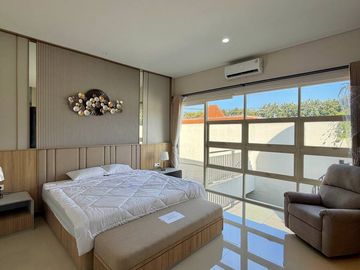 Rumah 2 lantai di komplek private area Manyar Jaya + Furnished