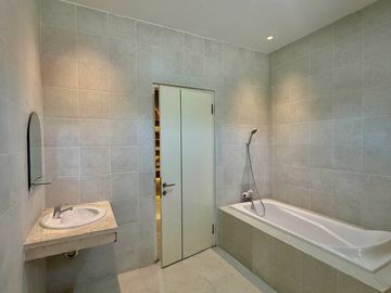 Rumah 2 lantai di komplek private area Manyar Jaya + Furnished
