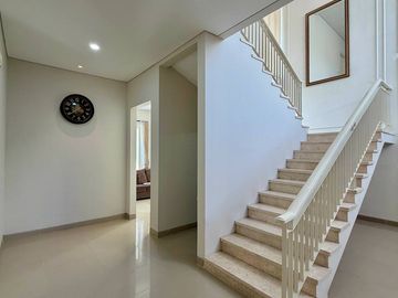 Rumah 2 lantai di komplek private area Manyar Jaya + Furnished