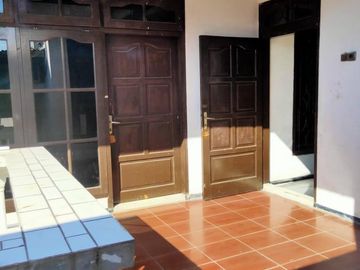 Rumah 2 Lantai Bagus SHM di Tenggilis Siap Huni