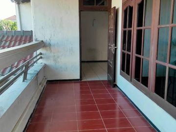 Rumah 2 Lantai Bagus SHM di Tenggilis Siap Huni