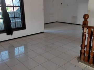 Rumah 2 Lantai Bagus SHM di Tenggilis Siap Huni