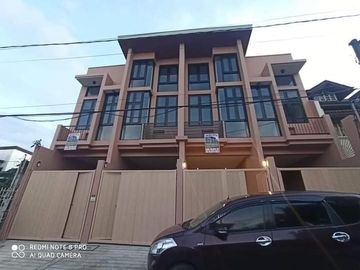 3 Storey Townhouse For Sale with 2 Bedrooms in Project 8 Quezon City SD