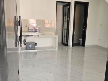 DISEWAKAN RUMAH PIK 2 CLUSTER BUKIT NIRMALA 4.5X10 (2 LANTAI) BALKON BESAR TERMURAH