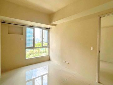 FOR LEASE: EXECUTIVE 1-BR CONDO AT MONTANE BESIDES UPTOWN MALL