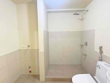 FOR LEASE: EXECUTIVE 1-BR CONDO AT MONTANE BESIDES UPTOWN MALL