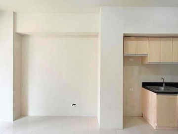 FOR LEASE: EXECUTIVE 1-BR CONDO AT MONTANE BESIDES UPTOWN MALL
