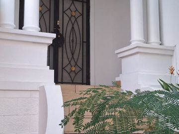 DIJUAL RUMAH PIK 1 MEDITERANIA BOULEVARD CLUSTER FLORENCE 8X20 (2.5 LANTAI) SEMI FURNISH HARGA NEGO