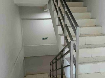 DISEWAKAN: Gedung Komersial 3 Lantai di Pusat Kota Pamulang
