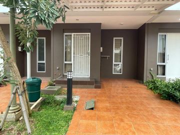 Dijual Rumah 2 Lantai Semi Furnished Dekat ke Pusat Kuliner Anniva di Malibu Village Gading Serpong