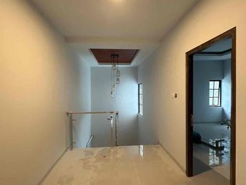 DIJUAL RUMAH CANTIK BEVERLY GREEN 2 LANTAI SIAP HUNI