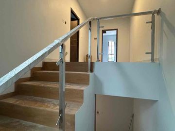 DIJUAL RUMAH CANTIK BEVERLY GREEN 2 LANTAI SIAP HUNI