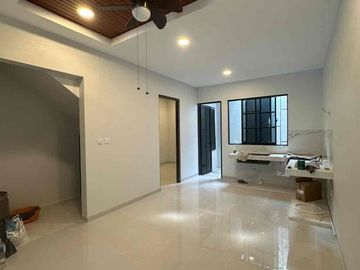 DIJUAL RUMAH CANTIK BEVERLY GREEN 2 LANTAI SIAP HUNI