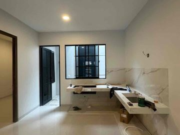 DIJUAL RUMAH CANTIK BEVERLY GREEN 2 LANTAI SIAP HUNI