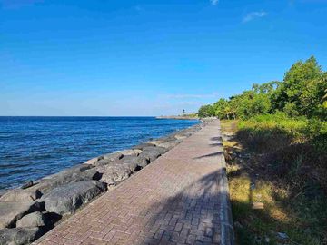 pinggir pantai dan pinggir jalan besar nasional