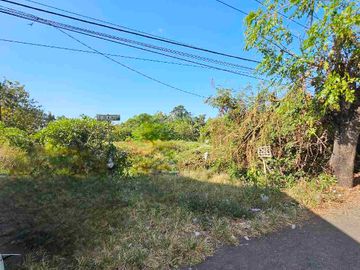 pinggir pantai dan pinggir jalan besar nasional
