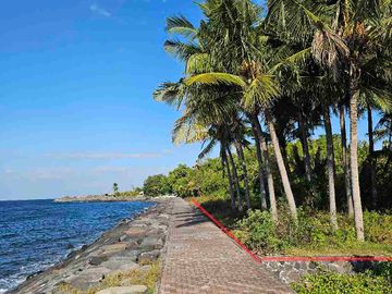 pinggir pantai dan pinggir jalan besar nasional